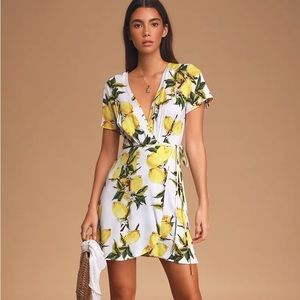 Like new lulus wrap dress with lemon print